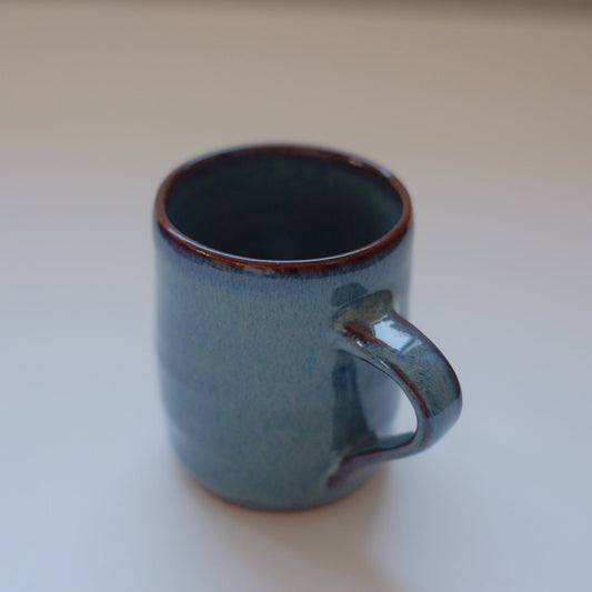 Small mug in variegated blue